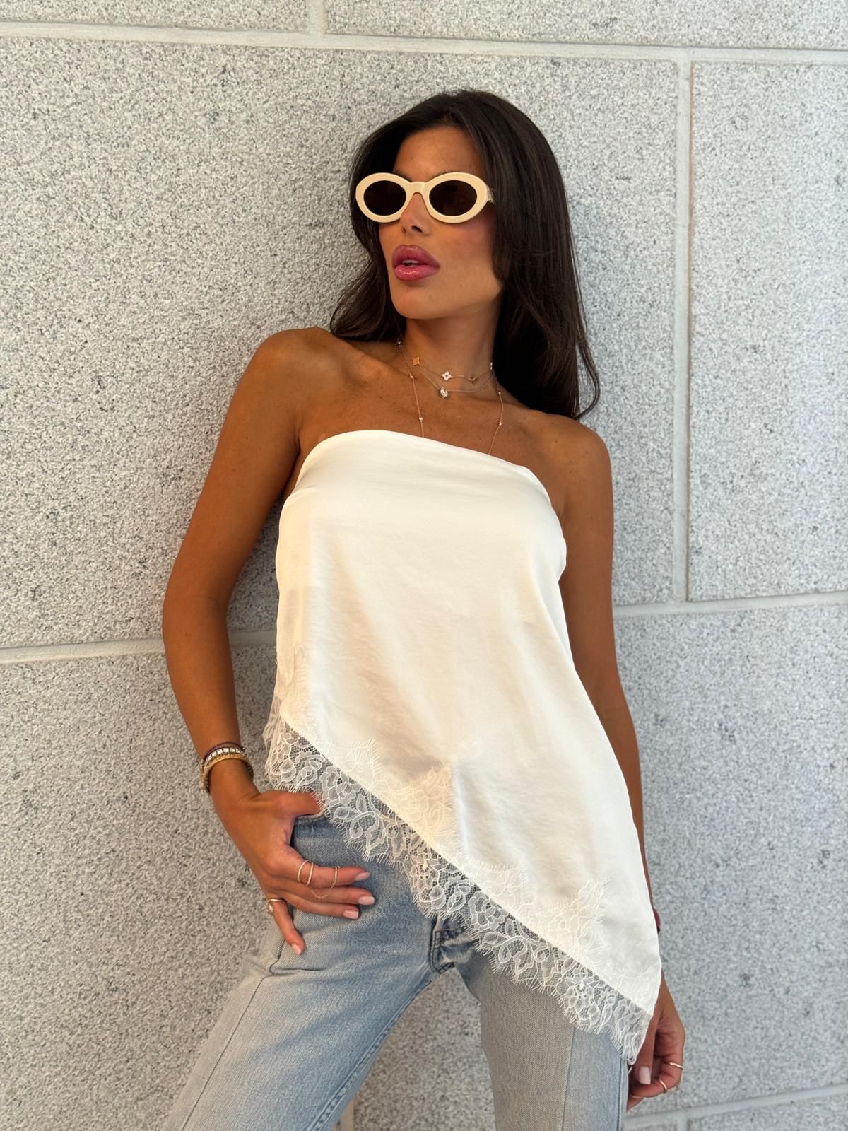 סטרפלס סאטן תחרה