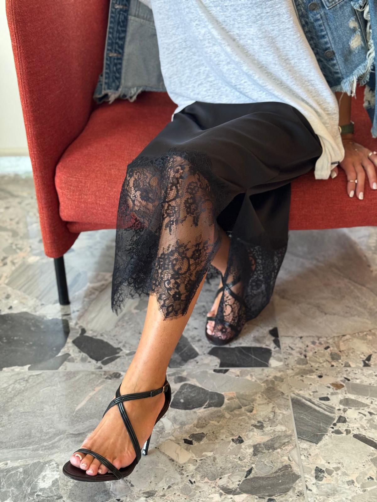 חצאית סאטן תחרה