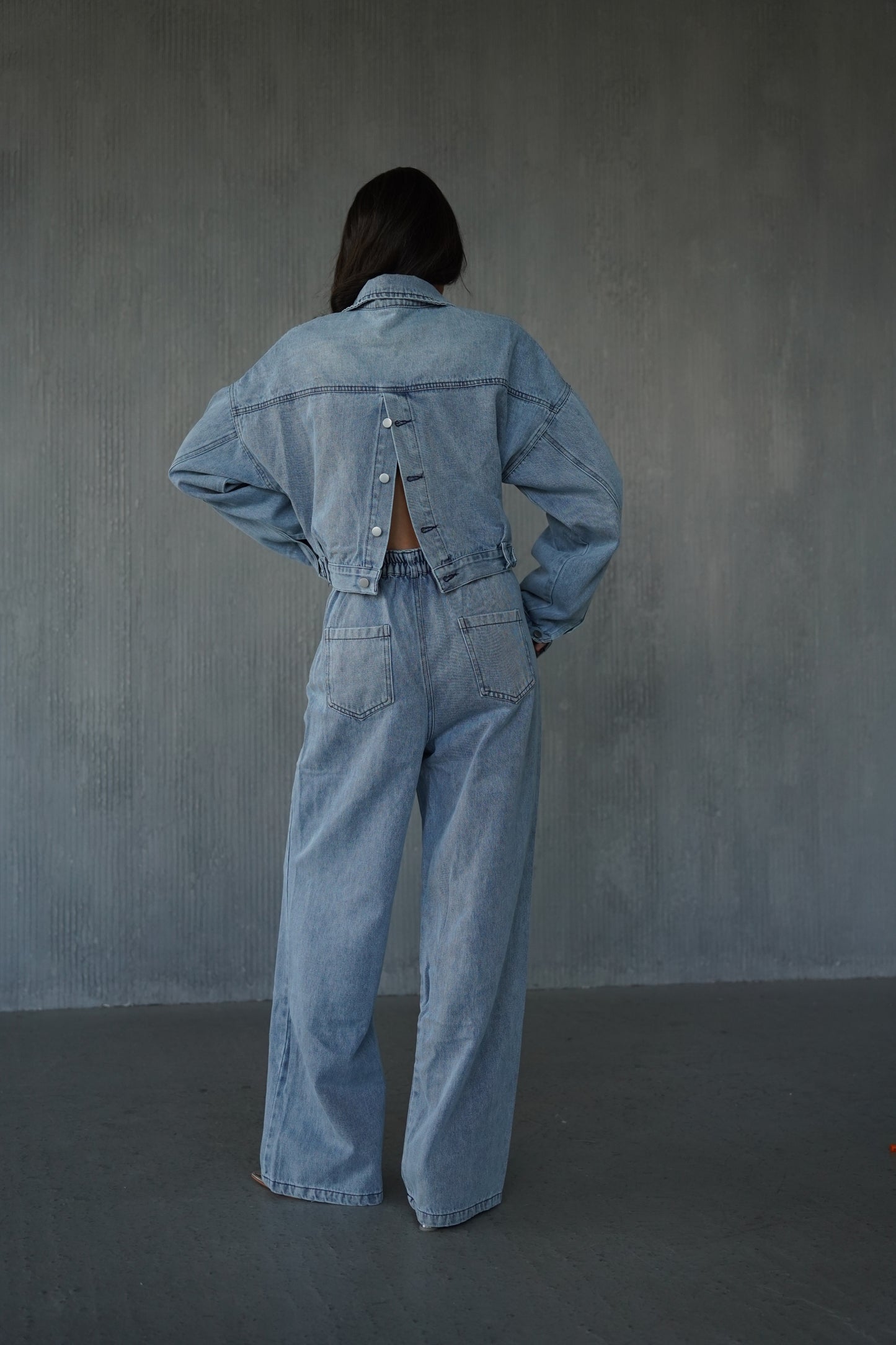 חליפת ג'ינס כפתורים בגב